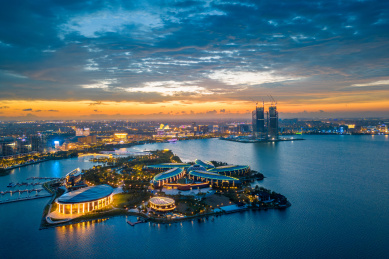 上海市临港新城滴水湖南岛航拍风光