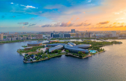 上海市临港新城滴水湖南岛航拍风光