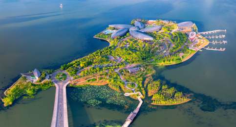 上海市临港新城滴水湖南岛航拍风光