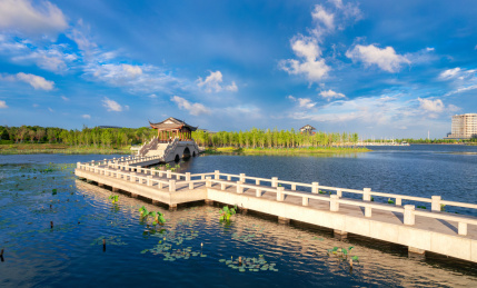 上海市临港新城滴水湖南岛航拍风光