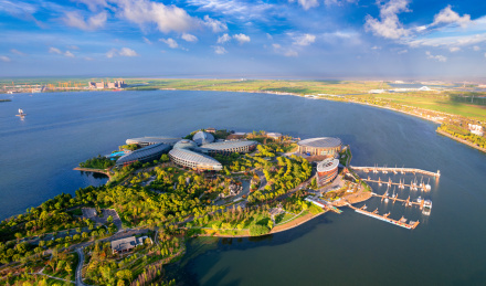 上海市临港新城滴水湖南岛航拍风光