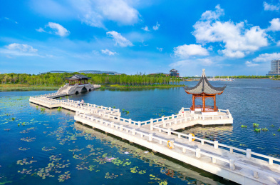 上海市临港新城滴水湖南岛航拍风光