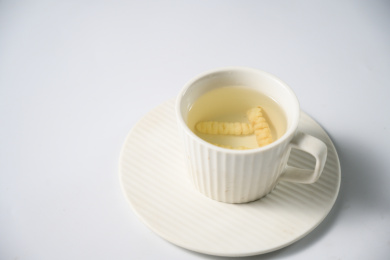 桌面上的杯子里的甘甜可口的地蚕茶
