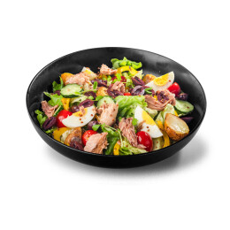 白色桌上有一份鸡蛋虾仁蔬菜沙拉