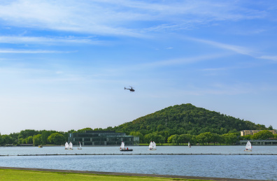 晴天的上海月湖雕塑公园景色