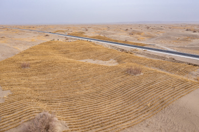 在建沙漠公路旁草方格固沙治沙施工现场航拍