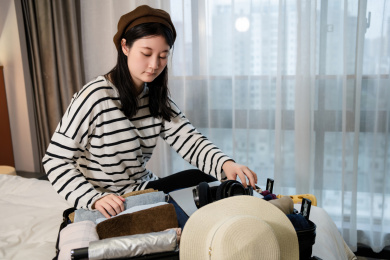 年轻女子为下一次旅行整理行李
