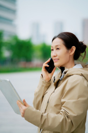 专业女性多任务处理手机和平板电脑