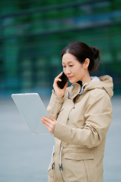 专业女性多任务处理手机和平板电脑