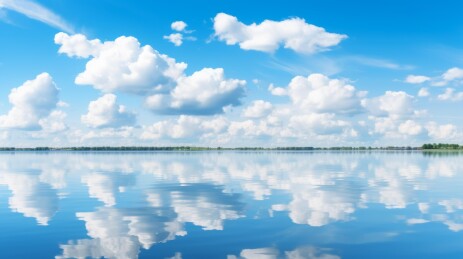 碧空万里白云朵朵映湖面