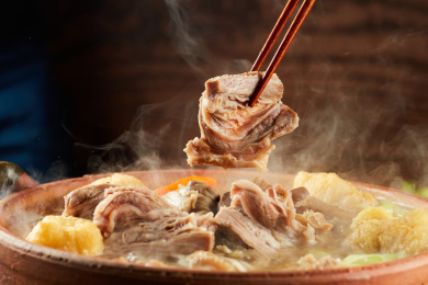 夹起来一块牛腩