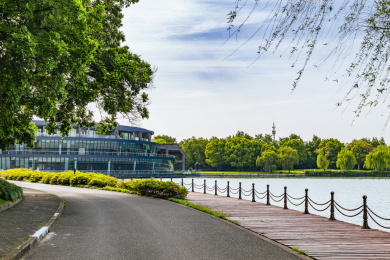 晴天的上海月湖雕塑公园景色