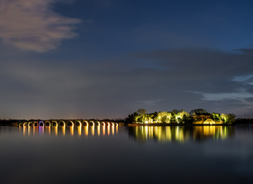 冬季北京颐和园十七孔桥亮灯夜景