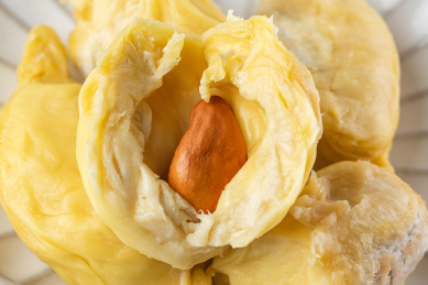 白底上的一盘新鲜泰国金枕榴莲肉特写