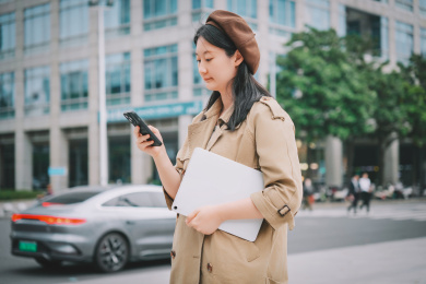 城市环境中的年轻专业人员检查手机