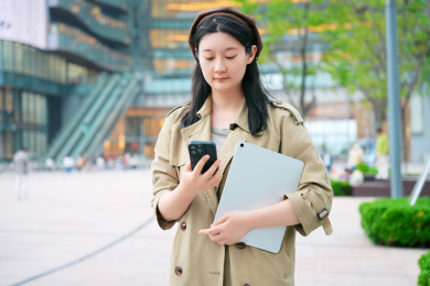 城市环境中的年轻专业人员检查手机