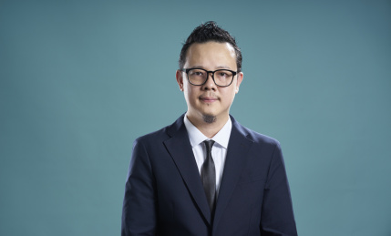 穿西装戴眼镜的男生意人在青绿色背景图