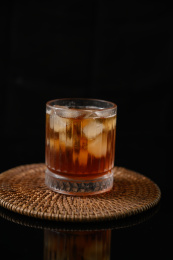 桌面上的杯子里的甘甜可口的冰红茶