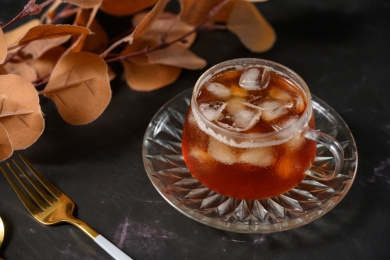 桌面上的杯子里的甘甜可口的冰红茶