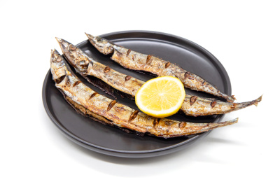 白背景夏日烧烤美食烤秋刀鱼