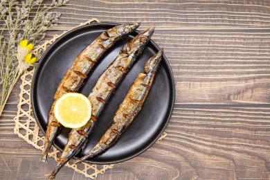 木桌背景夏日烧烤美食烤秋刀鱼