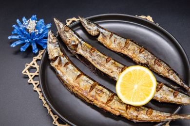 黑背景夏日烧烤美食烤秋刀鱼