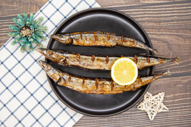 木桌背景夏日烧烤美食烤秋刀鱼