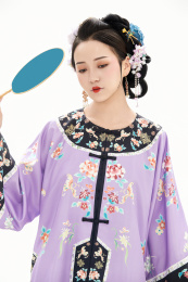 白色背景下穿着中国清朝晚清服饰的女人
