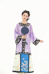 白色背景下穿着中国清朝晚清服饰的女人