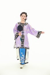 白色背景下穿着中国清朝晚清服饰的女人