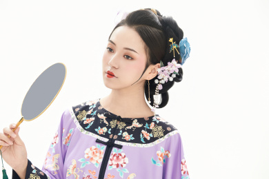 白色背景下穿着中国清朝晚清服饰的女人
