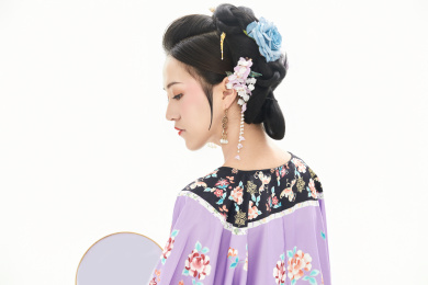 白色背景下穿着中国清朝晚清服饰的女人