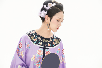 白色背景下穿着中国清朝晚清服饰的女人