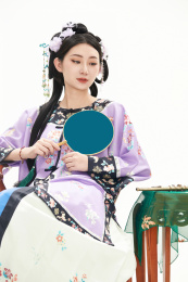 白色背景下穿着中国清朝晚清服饰的女人