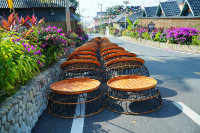 街道上的空椅子和桌子