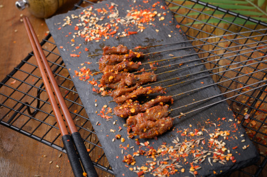 撒有调料的一把炸肉串