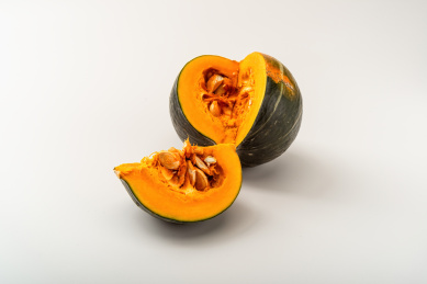 白色背景下切开的贝贝南瓜
