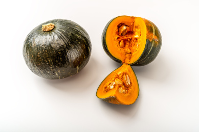 白色背景下切开的贝贝南瓜