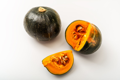 白色背景下切开的贝贝南瓜