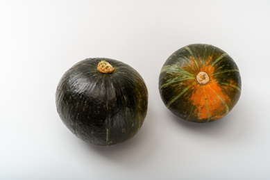 白色背景下两个南瓜贝贝瓜