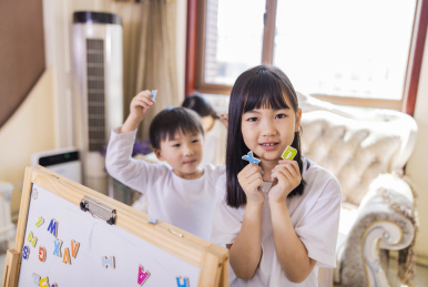 客厅里正在做游戏的姐弟俩