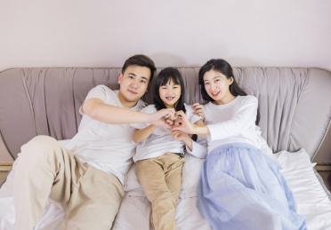 卧室里躺在床上的一家三口