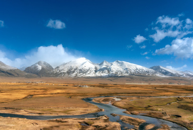 中国西藏念青唐古拉山下的羌塘草原风光