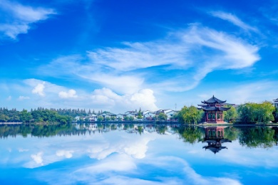 湖北荆州市古城三国公园湖畔