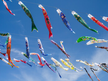 日本大阪市庆祝日本儿童节飘扬的鲤鱼旗
