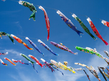 日本大阪市庆祝日本儿童节飘扬的鲤鱼旗