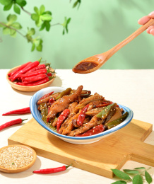 无骨鸡爪椒麻贡菜大杂烩