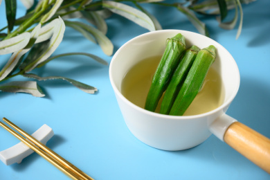桌面上的碗里的为了可口的清汤秋葵