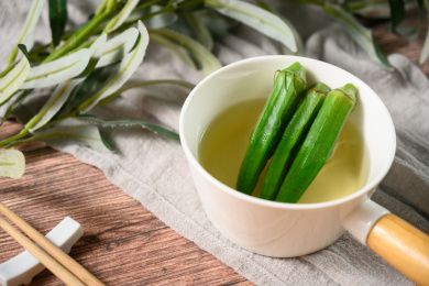 桌面上的碗里的为了可口的清汤秋葵