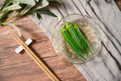 桌面上的碗里的为了可口的清汤秋葵